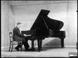 Pianist ved flygel (merke August Förster) på scenen i Festiv