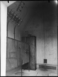 Påskrift eske. Tune elverk. Interiør i transformatorkiosk.