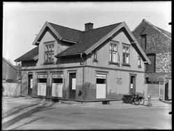 Gateparti St. Mariegate 65 i Sarpsborg, hjørnegård med skilt