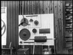 Haga Hoell, Ise 1948. 
Maskindeler utstilt og avfotografert