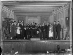Gruppe med skuepsillere på scene 1935. Kostymer. Ukjent sted