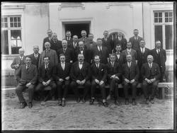 Gruppe menn på trapp utendørs. Ukjent.