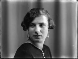 Portrett av ukjent ung kvinne, fotoatelier, 1926.