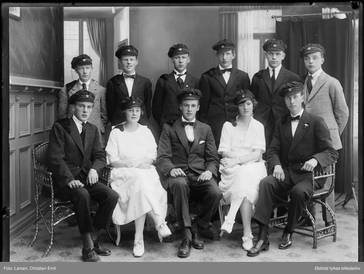 En gruppe med studenter, fotgrafert i fotatelier med sin lærer, ant 1925-30-tallet. Alle er ukjente.