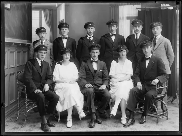 En gruppe med studenter, fotgrafert i fotatelier med sin lær