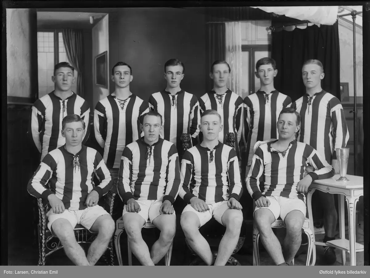 Sarpsborg Fotballklubbs lag, ukjent år.

Bakerste rekke nr.2: Peder Jensen født 1893. Kulaasgade matr.nr. 173. Kilde folketelling 1900 Sarpsborg.