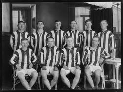 Sarpsborg Fotballklubbs lag, ukjent år.

Bakerste rekke nr