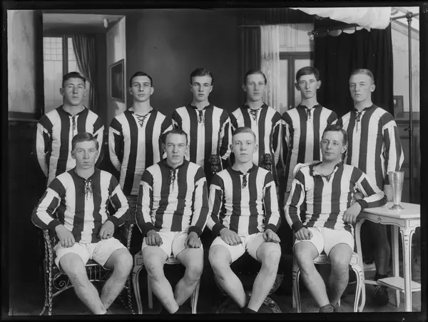 Sarpsborg Fotballklubbs lag, ukjent år.

Bakerste rekke nr