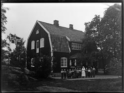 Barnehjem i Sponvika ved Halden? Sykesøster i uniform og 15 