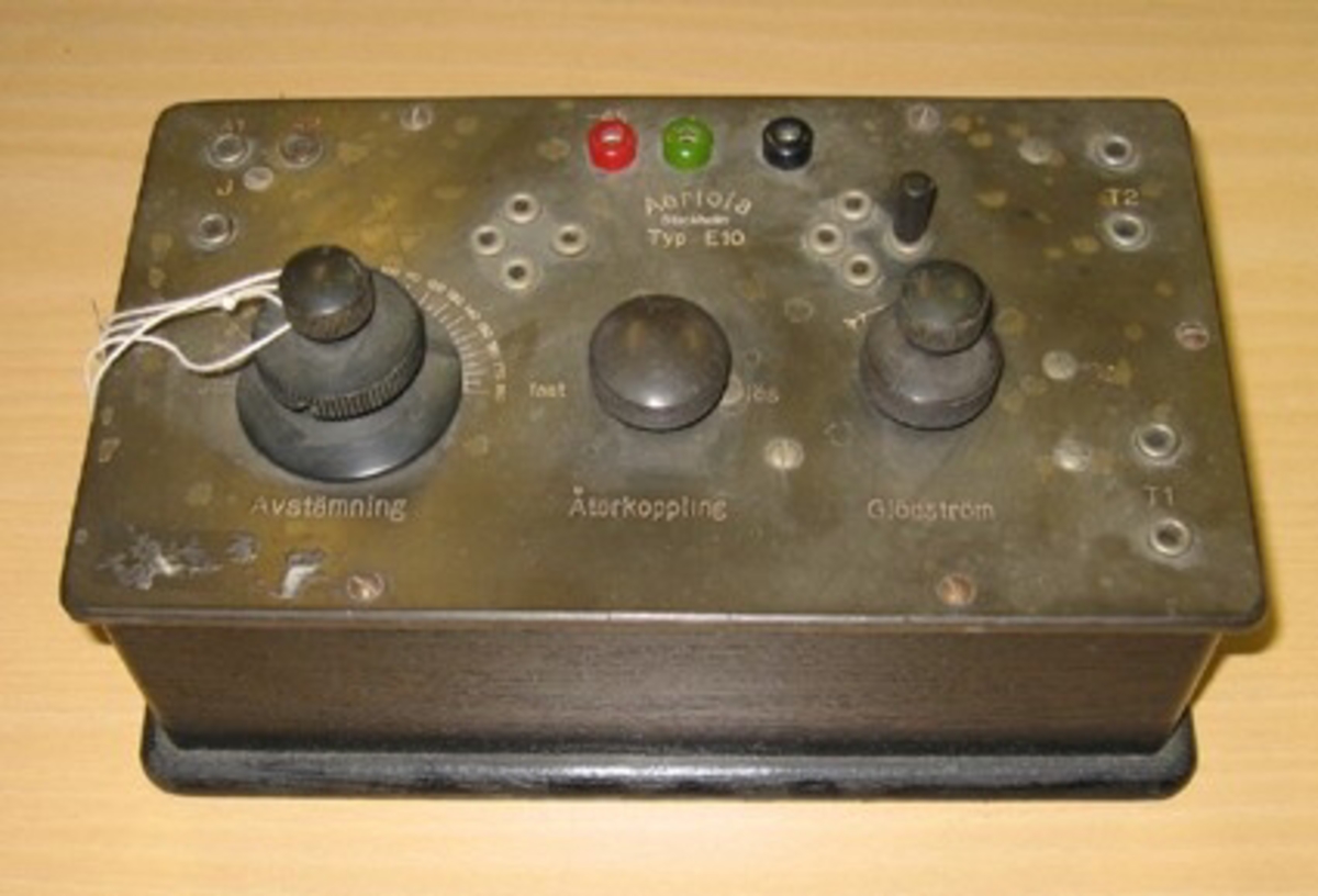 Radion gavs bort till A. Möllers föräldrar i Ryr, den användes i ca. 4-5 år 
då den sedan byttes ut mot en 3-rörs apparat.