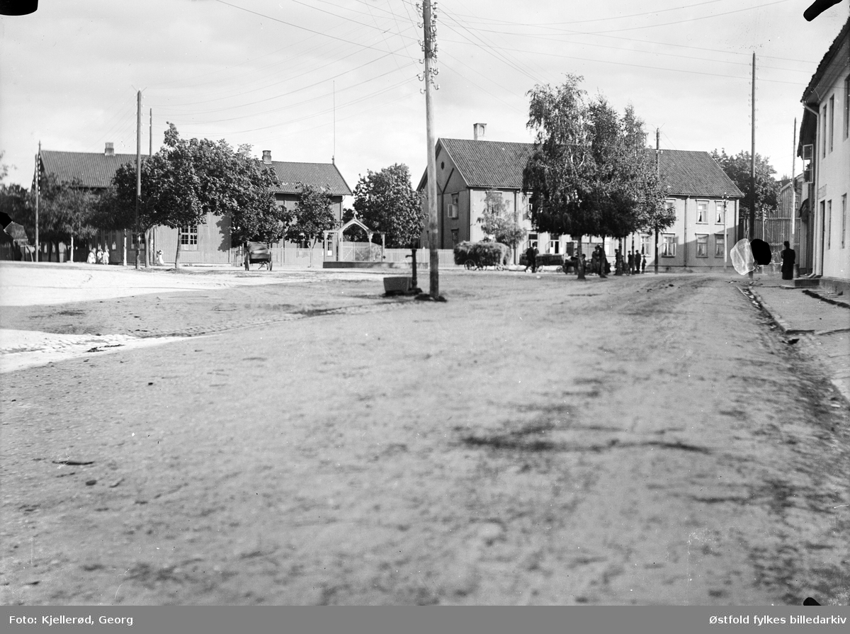 Dyrmyrgata på Kongsberg i retning "Tråkka" som er navnet på torget vi ser i forgrunnen her,  1909.
