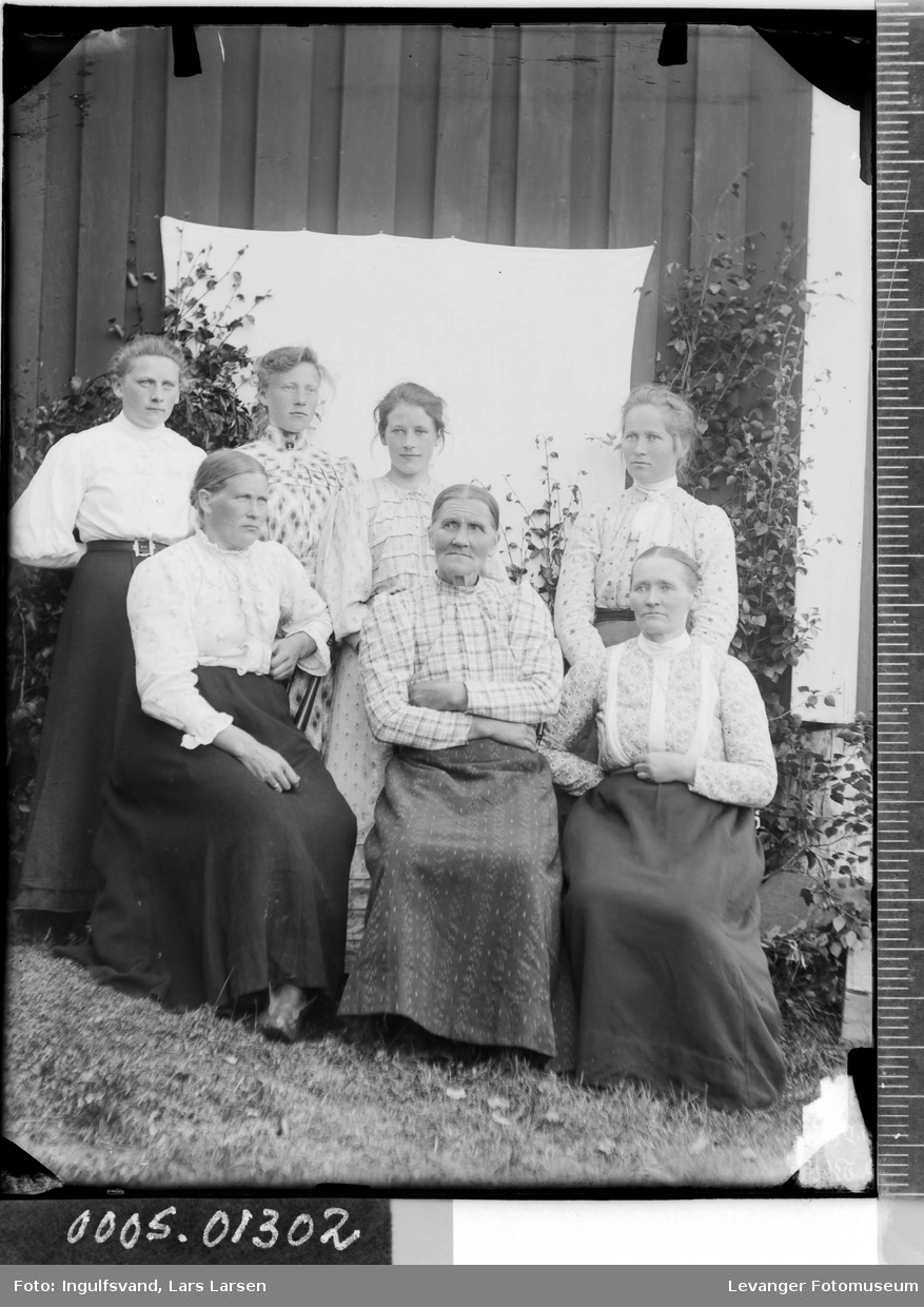 Gruppebilde av syv kvinner.