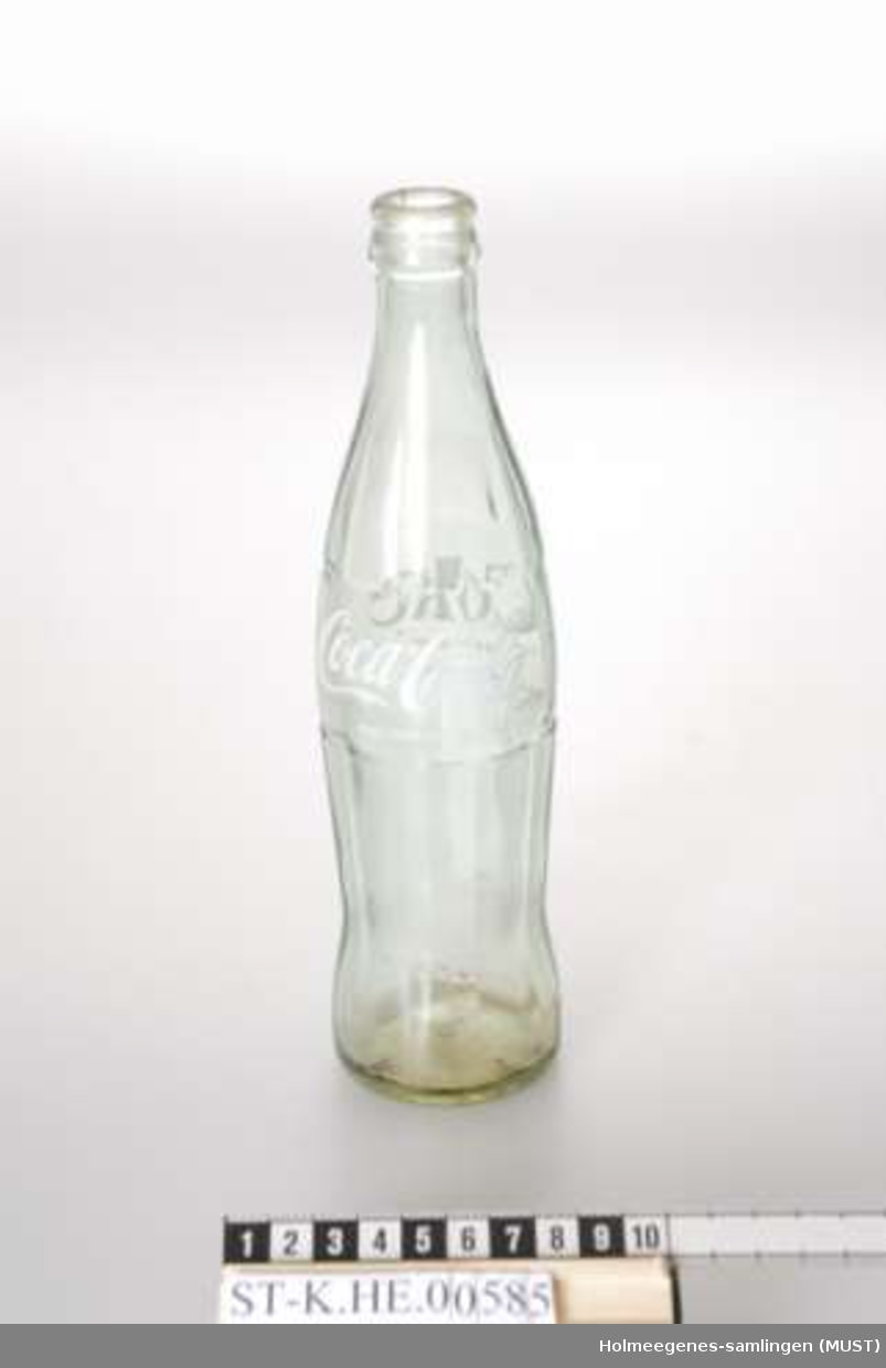 Tom Coca-Cola-flaske. Har antakelig vært brukt til å oppbevare hjemmelaget saft.