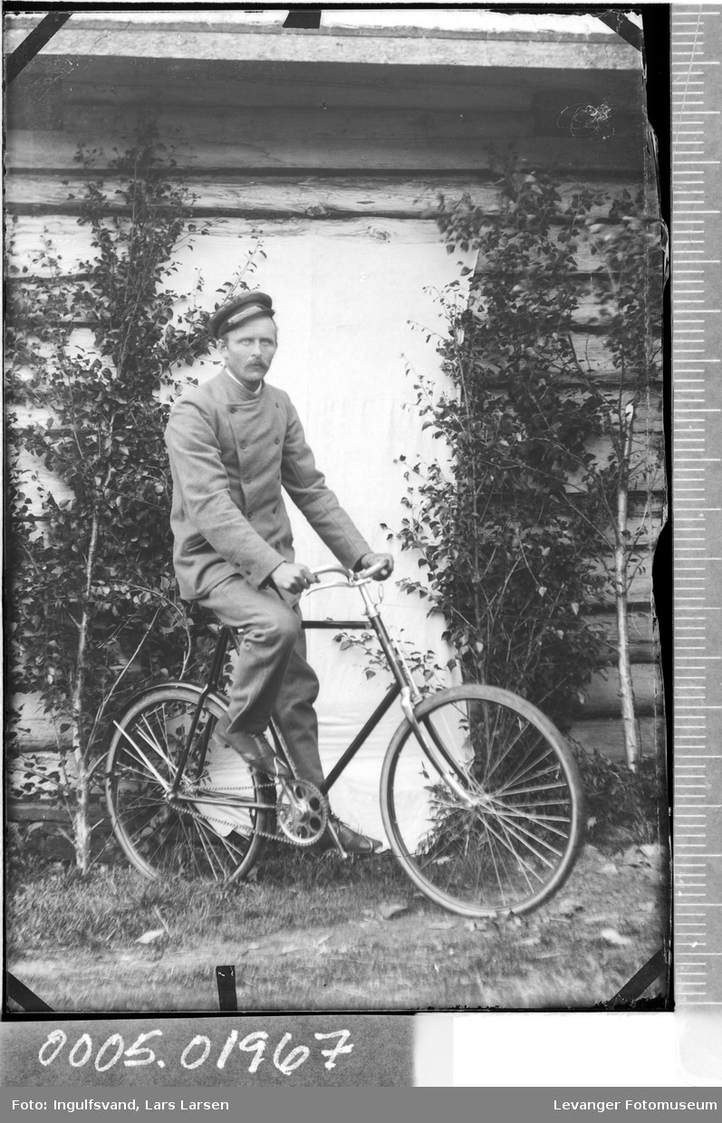 Portrett av en mann på sykkel.