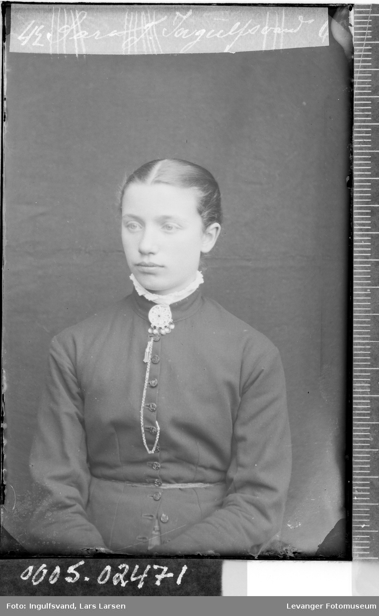 Portrett av en ung kvinne.