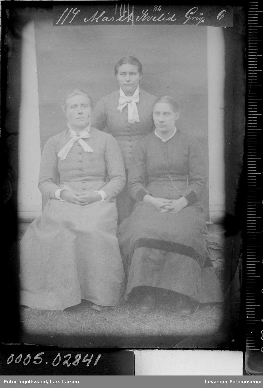 Gruppebilde av tre kvinner.