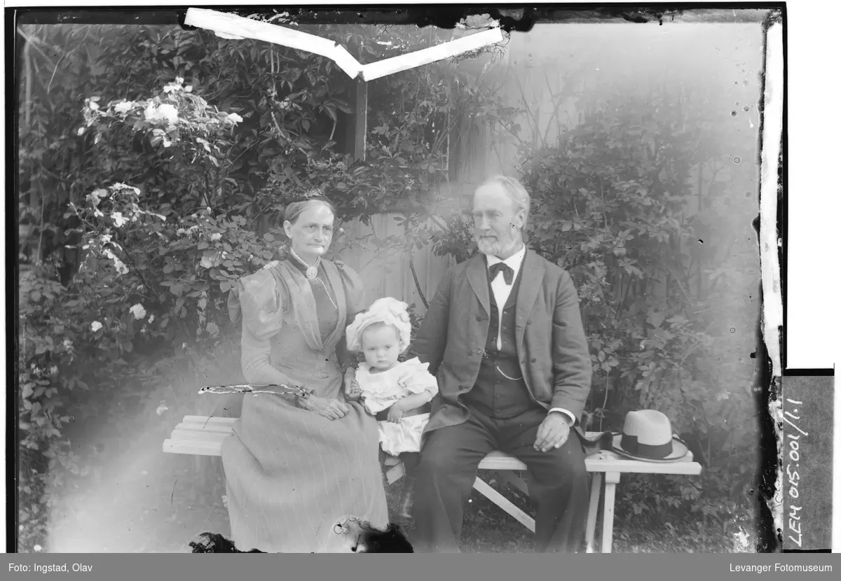 Besteforeldrene Ingstad med barnebarnet Gunvor Ingstad.