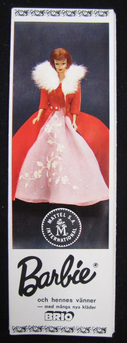 Reklambroschyr över Barbiedockor. En sammanställning av Barbie, Skipper, Ken och Ricky från Tubra leksaker, Trollhättan.

Givaren älskade sin docka Ginger men började fantisera om en Barbie på 1960-talet. Denna broschyr låg tillsammans med Ginger och hennes kläder.