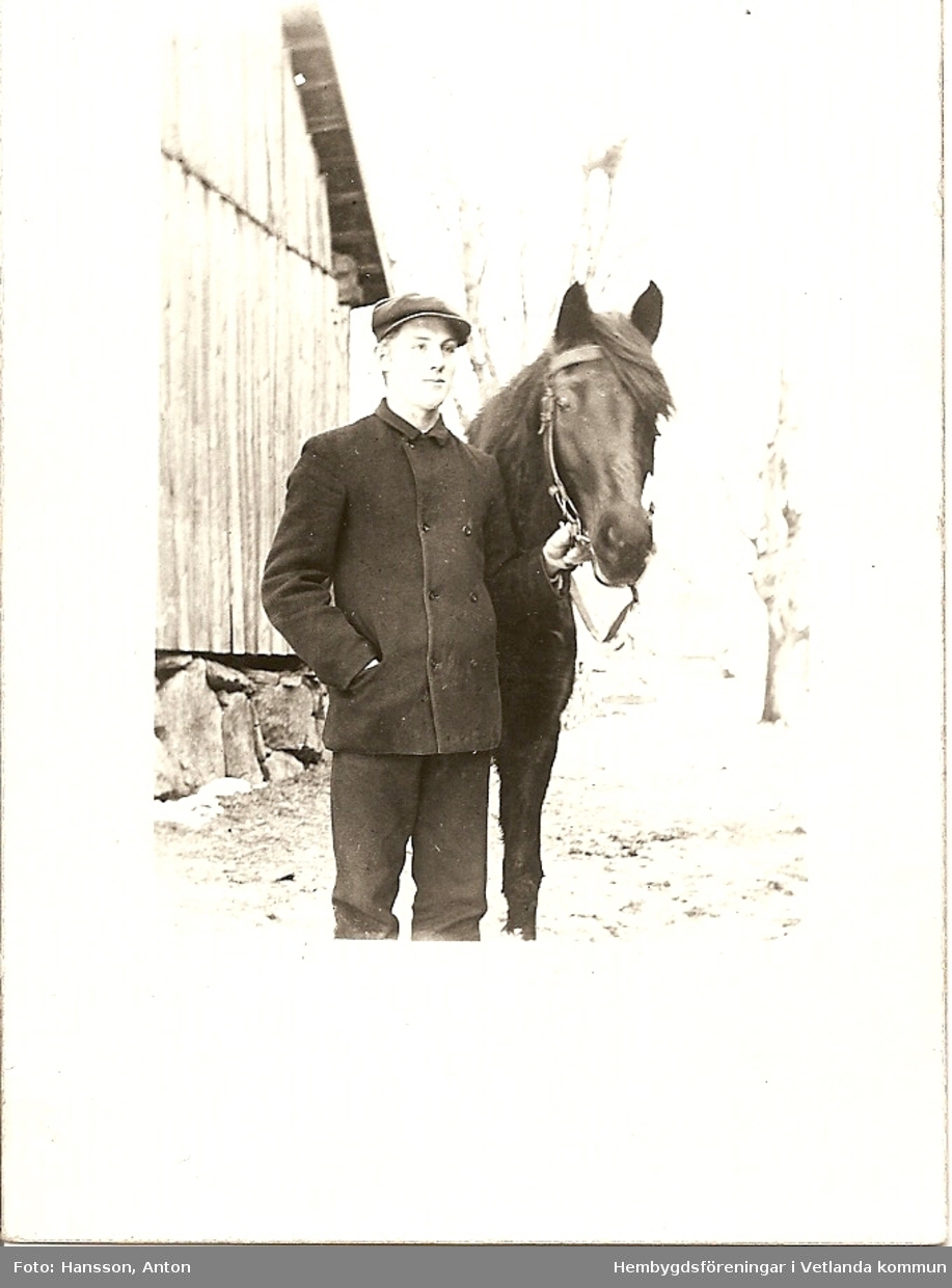 Foto taget i Amnabro efter 1912, Reinhold Hansson med en häst.
 
Fröderyds Hembygdsförening