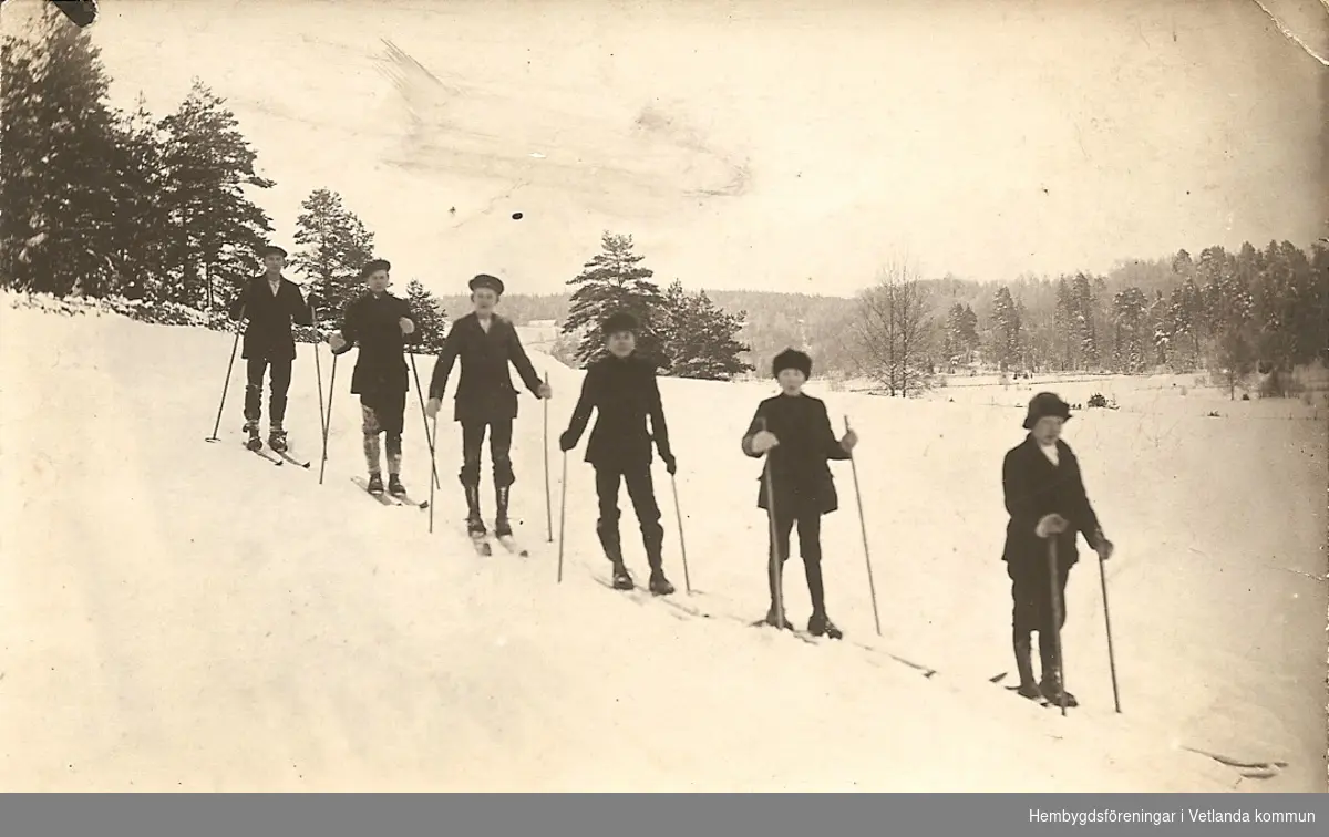 Sex pojkar på skidor. 

Fröderyds Hembygdsförening