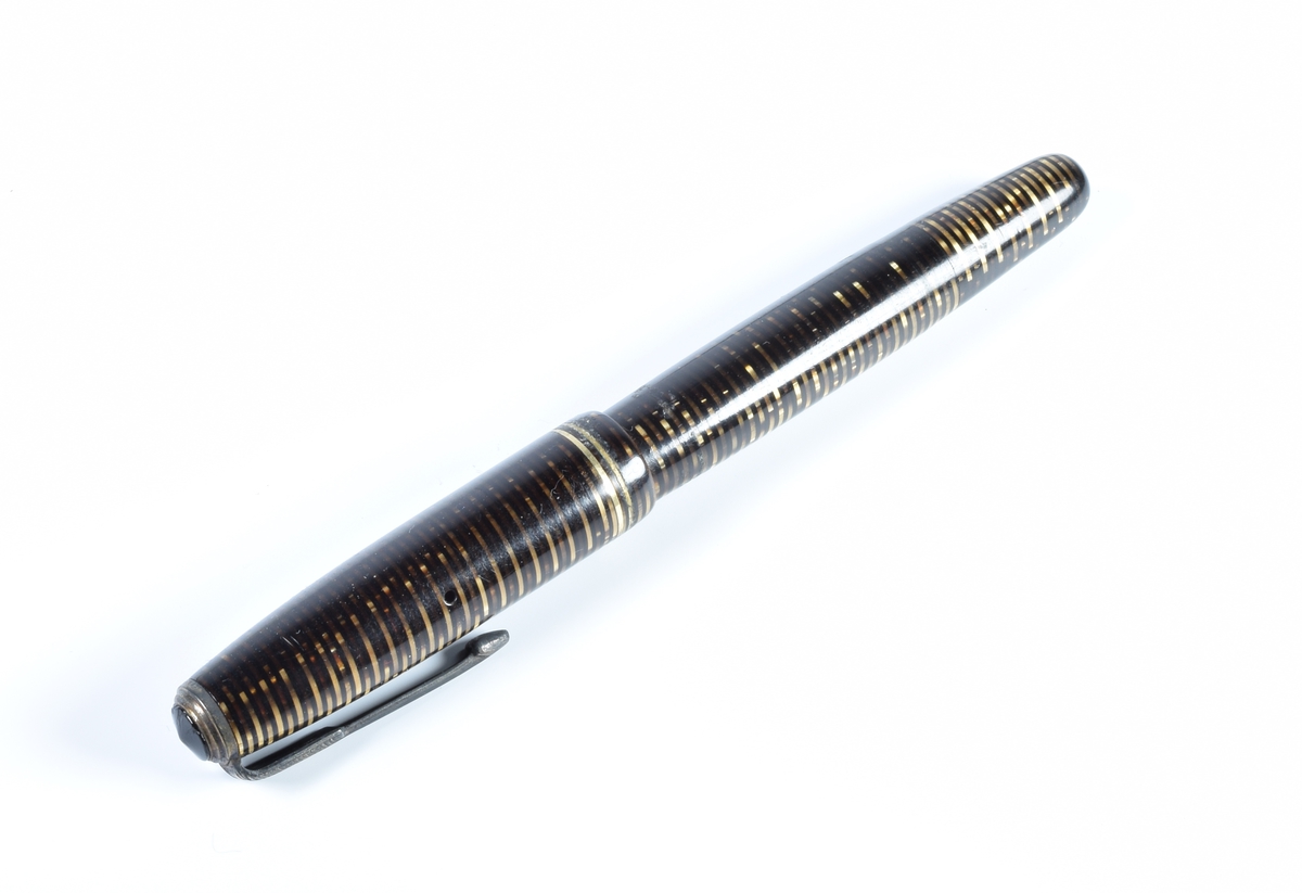 To fyllpenner med splitt. Penn a er dekorert med et et langsgående mønster i sort og brunt, og penn b er dekorert med mørke og sorte striper rund kortsiden av hele pennen. Begge pennene har i tillegg to forgylte striper nederst på hetten.