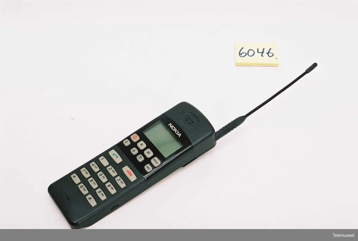 Nokia THF 8  NMT 450
SN 9600014953
code: 0500644
Batteriet mangler.
Billader (6046B) MTU Date code 0897  (aug 1997)
