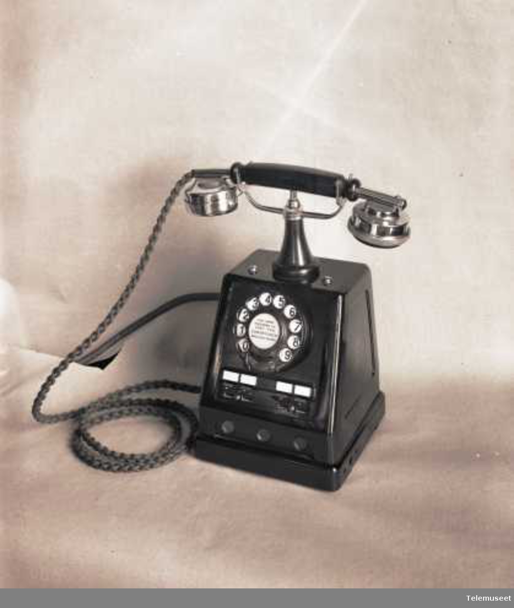 Telefon, automat, bordapparat i stål, omstillingstelefon, mtlf. liggende, klokke 1000 ohm Elektrisk Bureau.