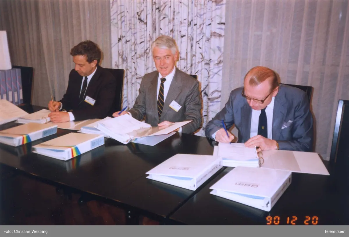 Gruppebilder, digital- og GSM- kontrakter underskrives i november 1989