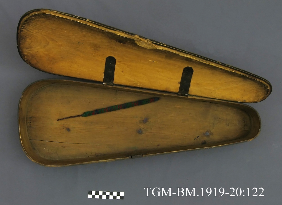 Fra protokollen: Hardingfele av den eldre, smale typen. Bruleggjingi stjerneforma, raud ferniss, stillepinnar og hovud spm vane (Hovudet nygylt). Paa merklappen inni stend: Fabrikeret af Erik Johnsen Helland i Bøe 1838. (Aarstalet ber merke av aa vera retta, serleg seinste siffer; papiret under aarstalet er vekkskrapa og talet uppnya paa berre treet.). Lok av gran, trojsk av hegg, botn av svartor, hovud av bjørk.