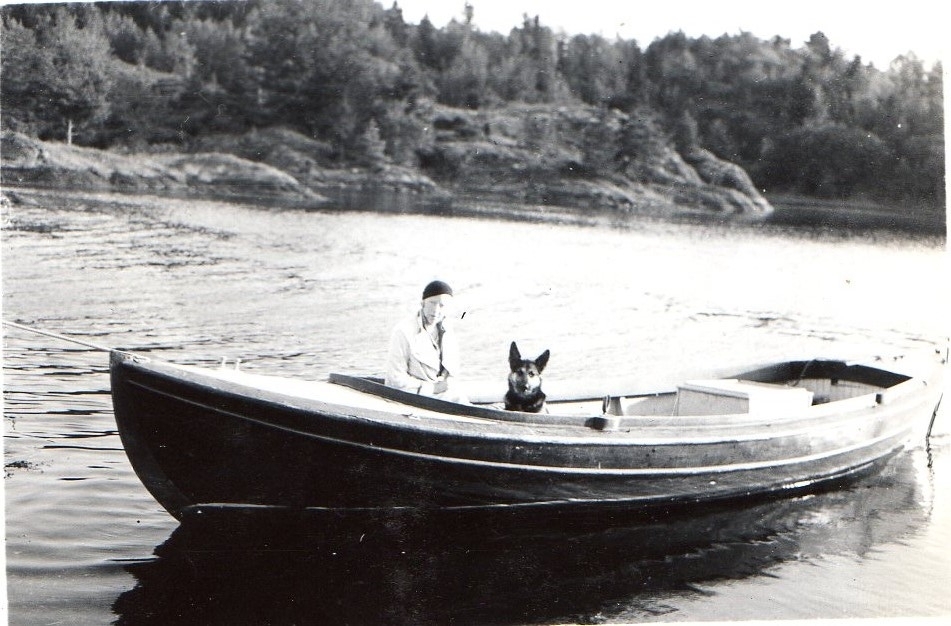 Marit Momrak Haugann i båt/ kano ved Brevik, Telemark ca. 1937