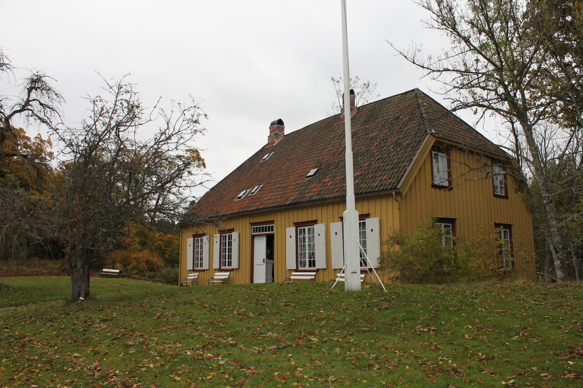 Høst på Berg-Kragerø Museum. 13.10.2012 .Viser hovedhuset på lystgården fra forskjellige sider, bøkalleén og forpakterboligen.