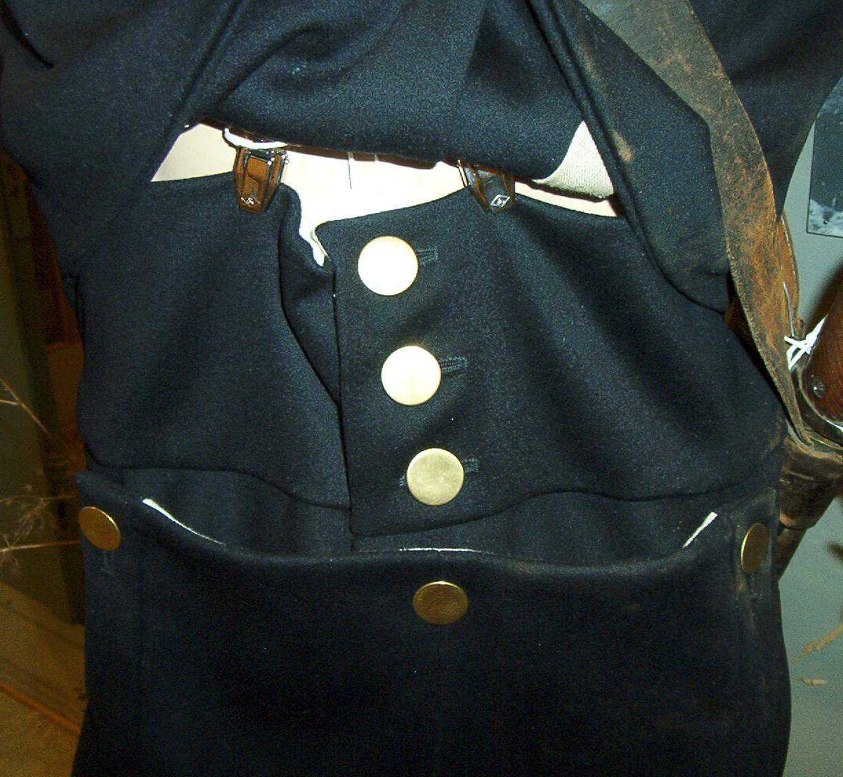Enkel mørkeblå uniformsbukse i ull med høyt liv og messingknapper.