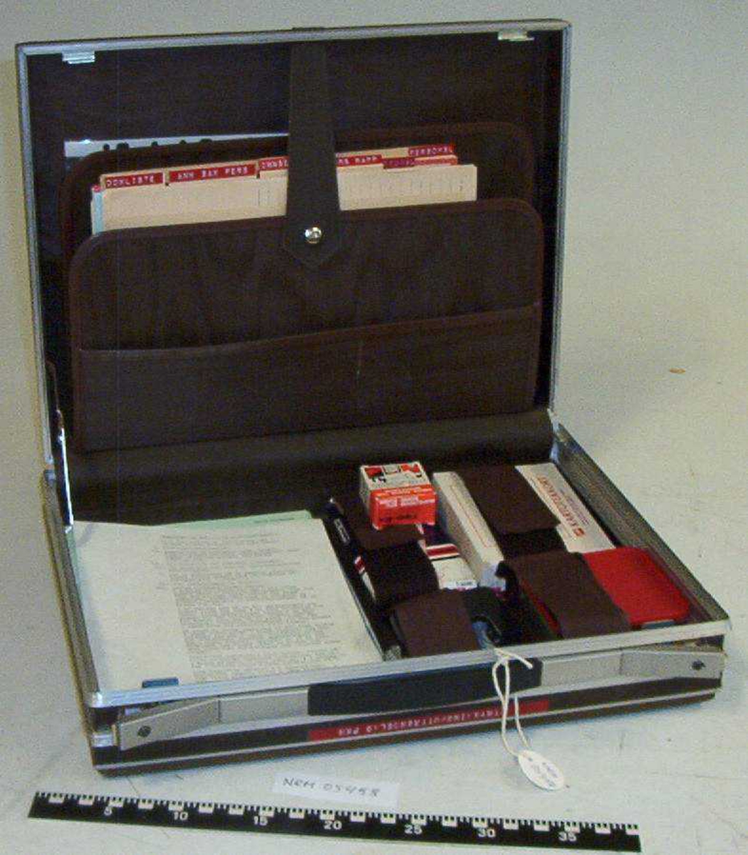 Kofferten inneholder skjemaer og komplett utrtyr for rapporter til Uttrøndelag politikammers utrykningspersonell.