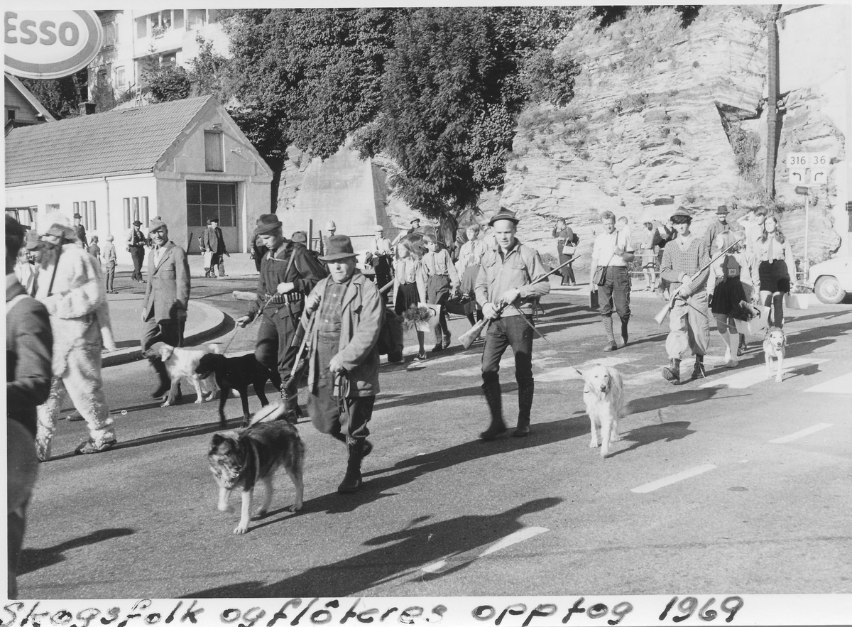 Handelsstevnet Skien 1969. Skogfolk og fløtere i opptoget. 