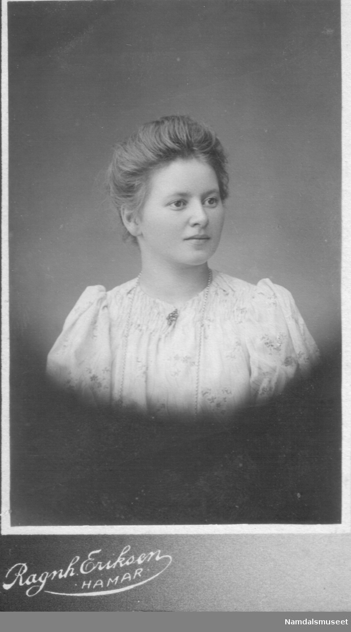 Portrett av en ung dame med initsialene I.B. 24.10.07.