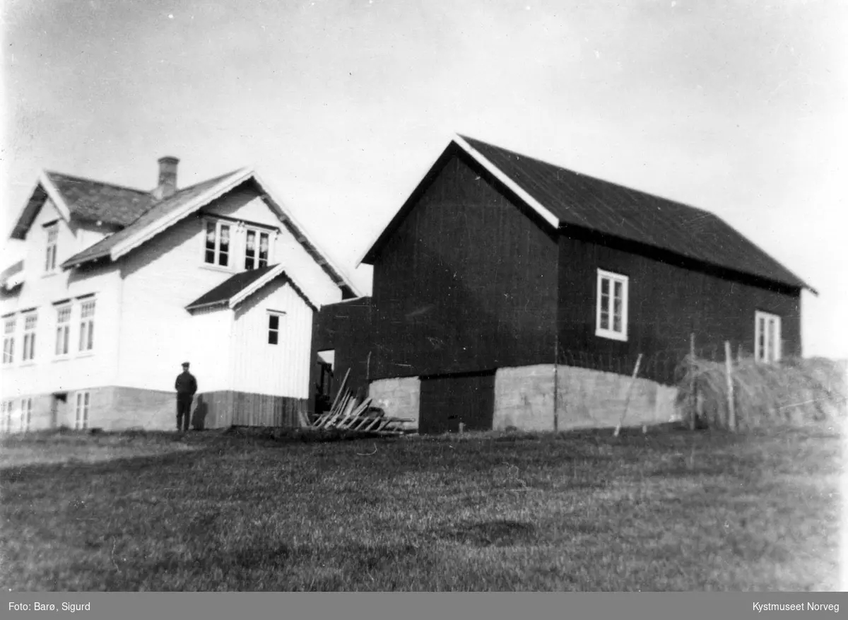 Hjalmar Waldersløff utenfor huset sitt på Lauvsnes i Flatanger