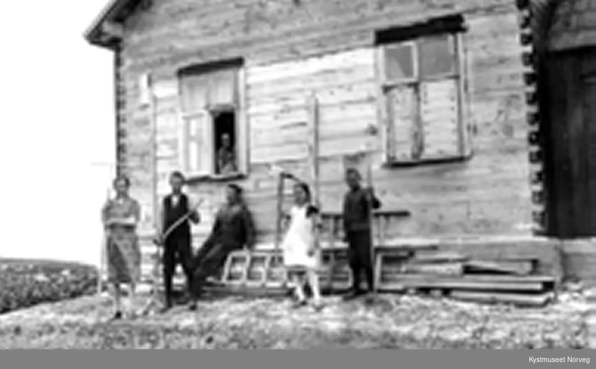 Anna Strand med barna fra venstre: Ragna, Gisle, Einar, Gladys og Odd Strand
