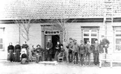 I døren på Prestegården står Prest Nordtømme og Prestefruen 