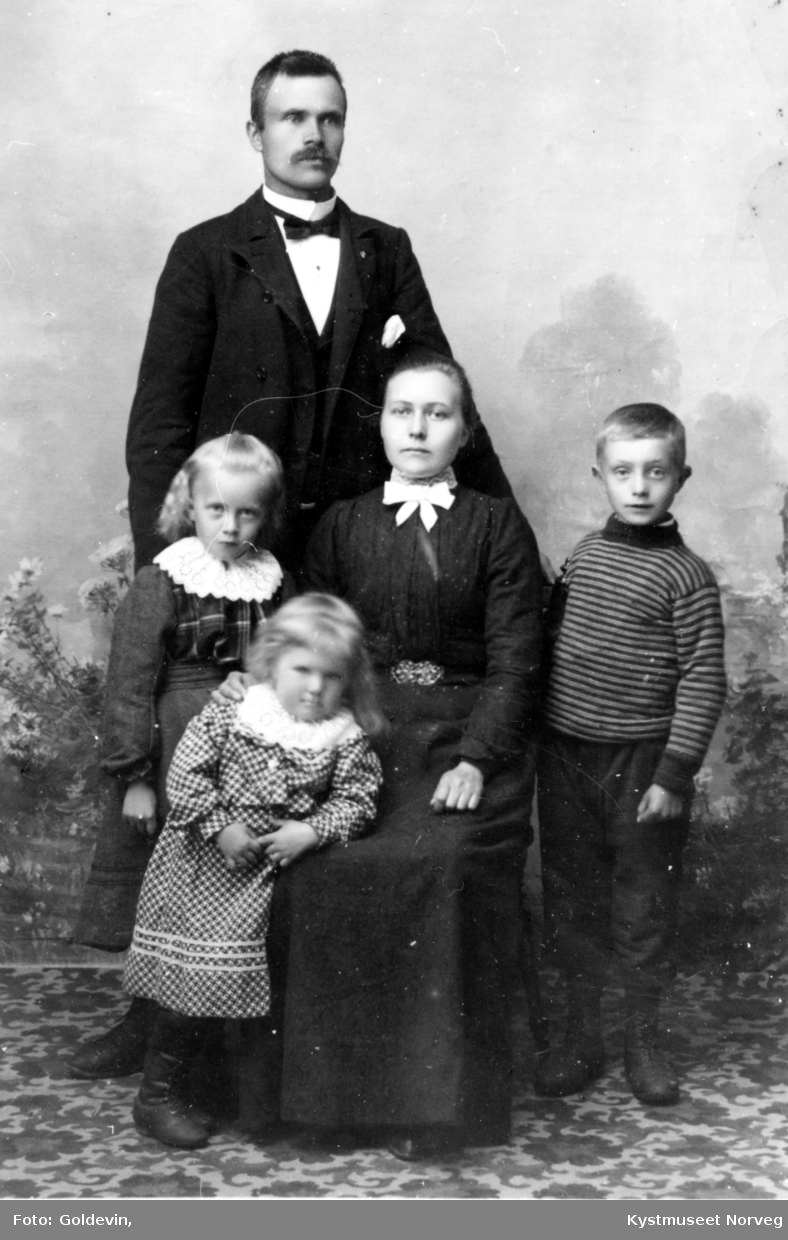 Johan Eliassen, kona Dina Edvardsdatter Eliassen med barna Marie Elfrida, Johanna og Helge Enebol