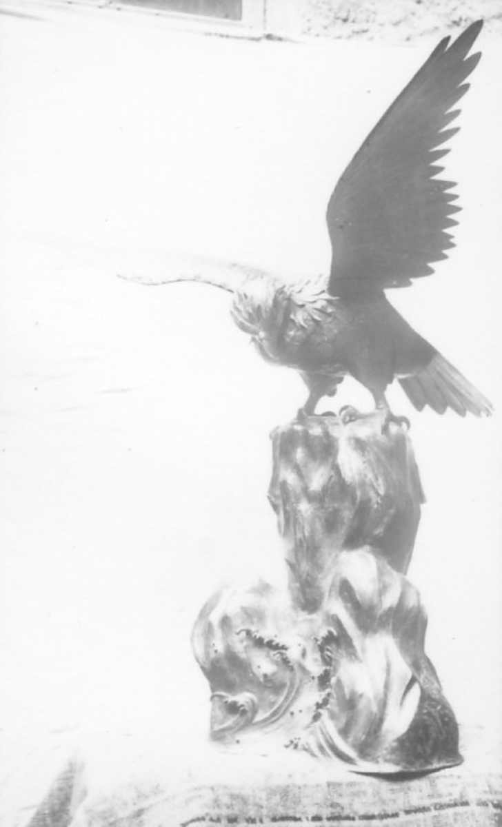 fugleskulptur på trestamme