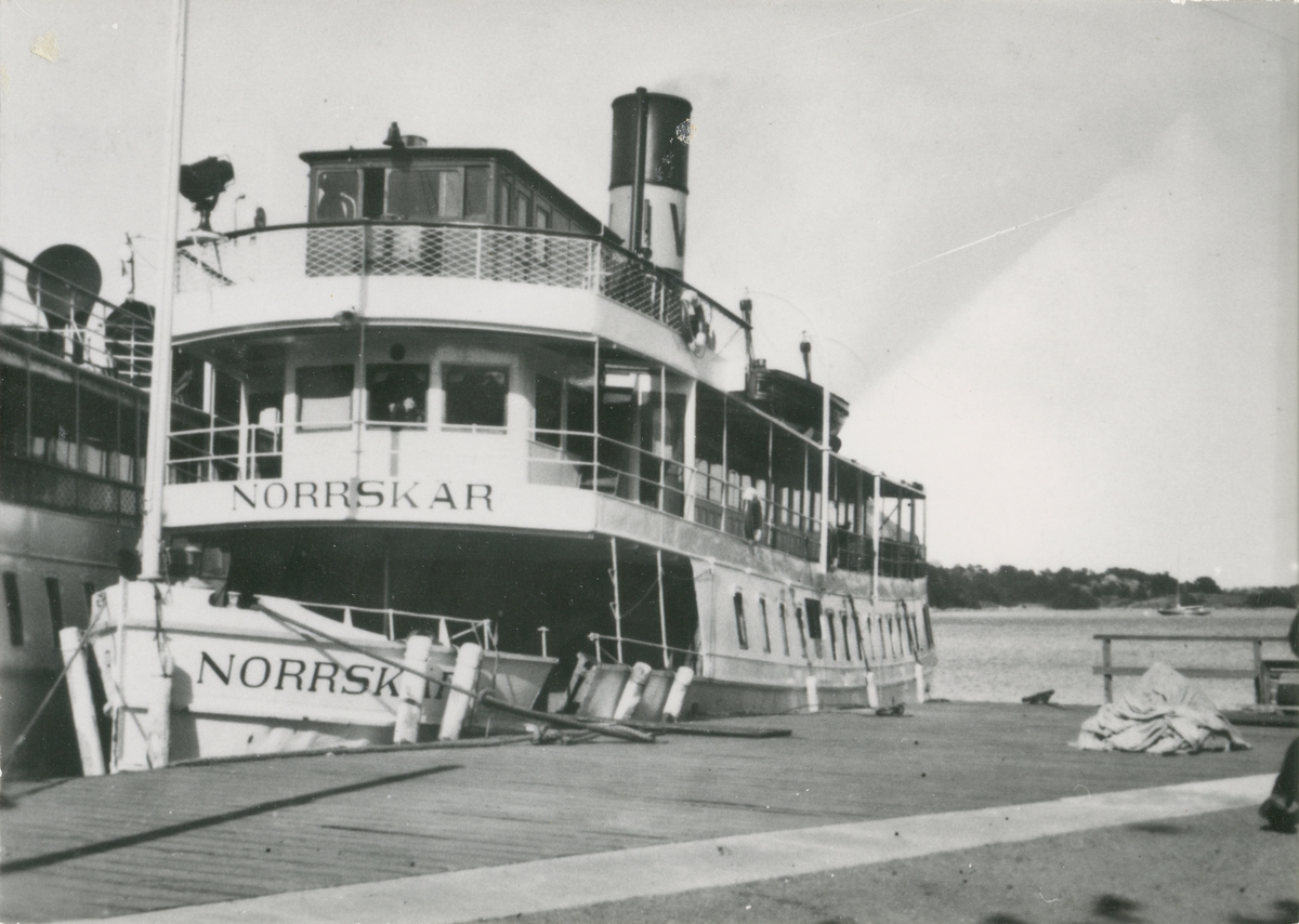 Passagerarångfartyget Norrskär av Vaxholm i Sandhamn, sommaren 1950