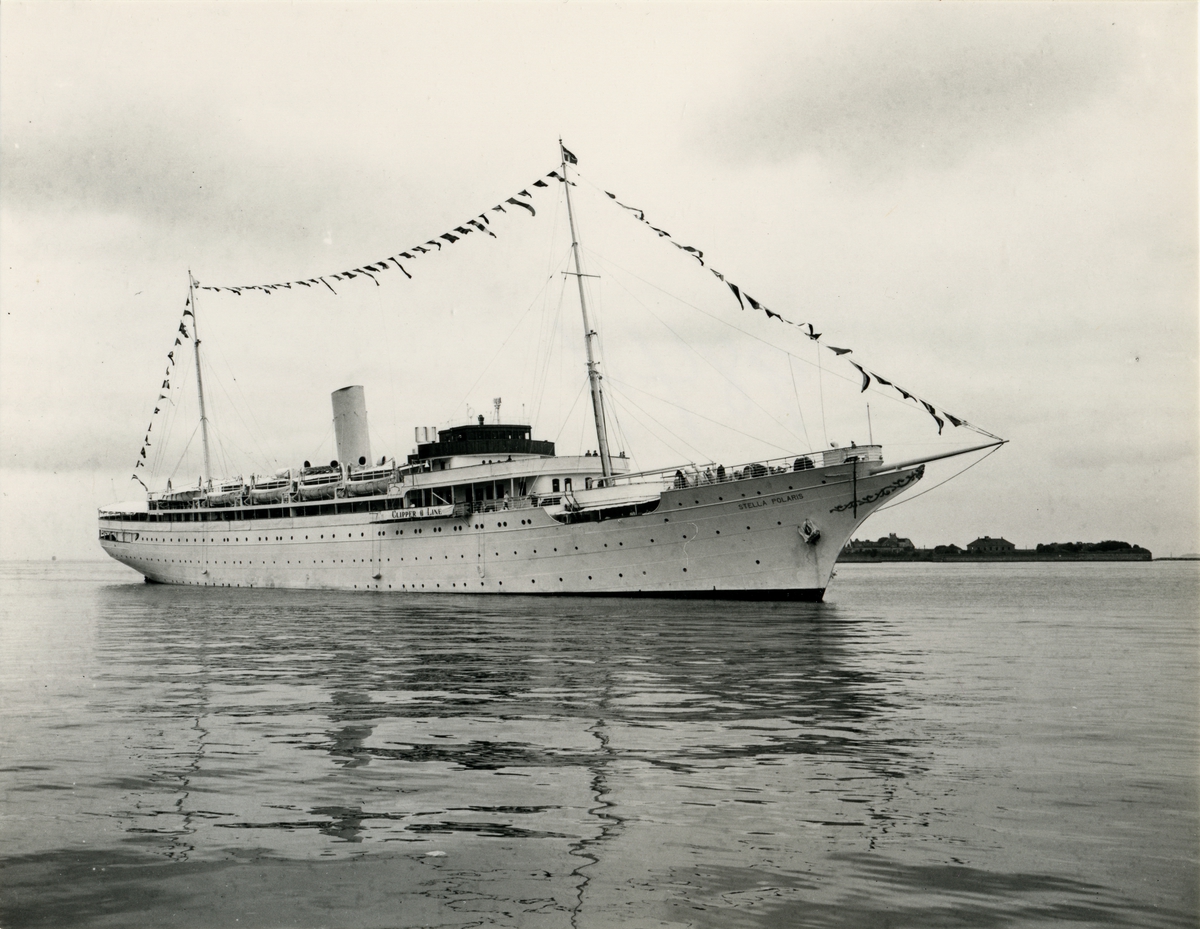 Foto i svartvitt visande passagerarmotorfartyget Stella Polaris i Köpenhamn den 27.8.1954
