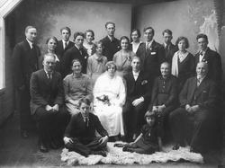 Brudepar med gjester