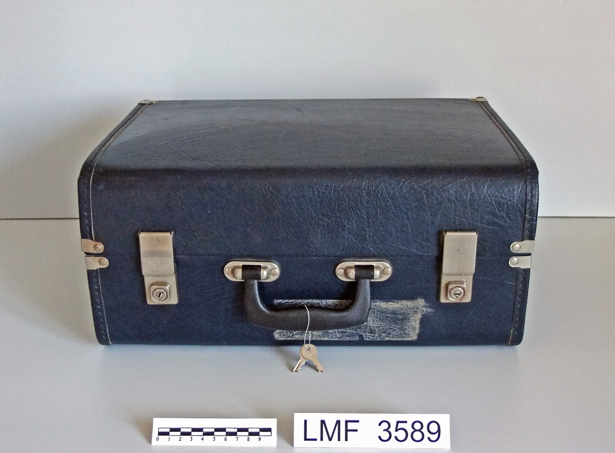 Lysbildeframviser med tilhørende koffert.

Form:  rektangulær grunnform