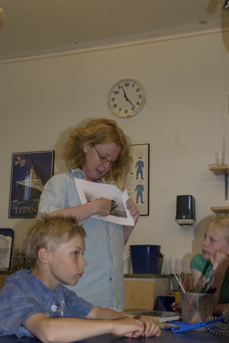 Marinarkeologisk pedagogik, maj 2008.
I Ruskpricken målar eleverna från Fredrikhovsskolan hur de tror att vraket ser ut.