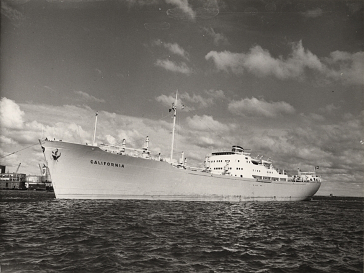 Foto i svartvitt visande lastmotorfartyget "CALIFORNIA" taget i Köpenhamn den 21.3.1961.