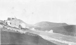 Gårder og bygninger på Kilhus, med Sama i bakgrunnen og stei