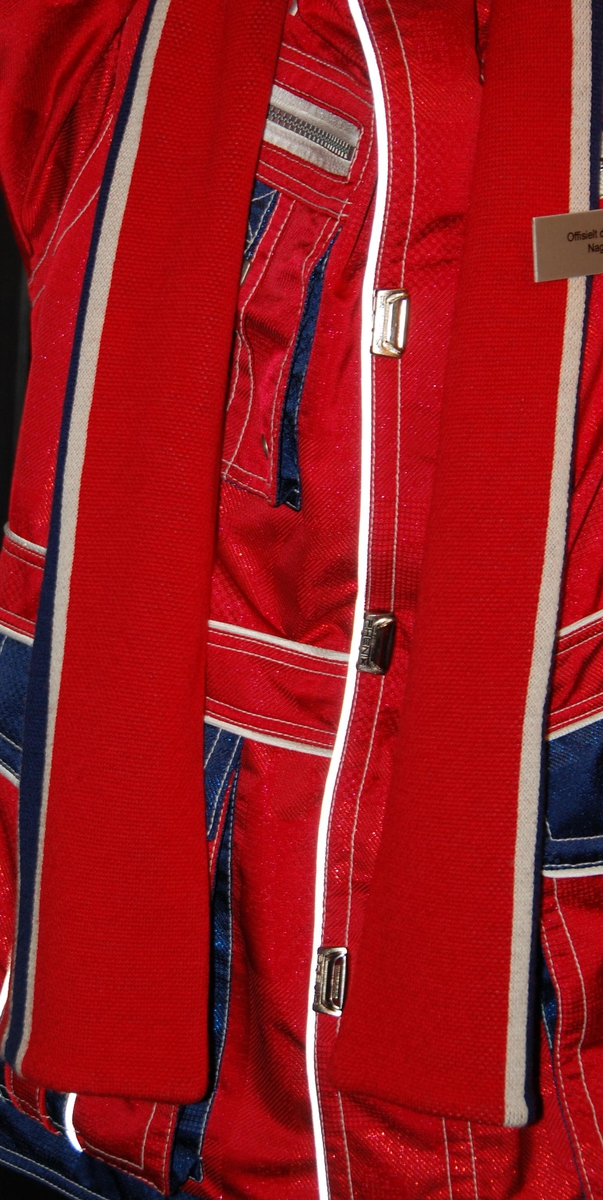 Rødt skjerf med striper i hvitt og blått.