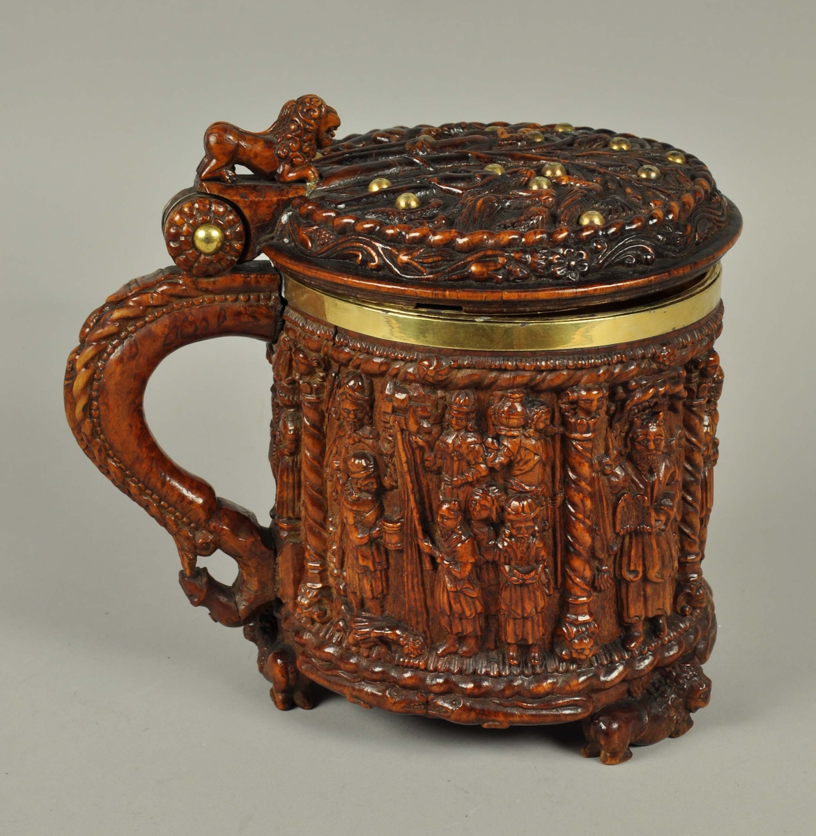 Ølkanne av valbjørk, innvendig foret med forgylt sølv i korpus og lokk. Kannen er skåret ut med scener i dypt relieff, nærmest rundskulptur på sidene, og med flatere relieff og enklere skurd på lokket. 
På lokket er det en framstilling av Syndefallet, med Adam og Eva stående under kunnskapens tre der de strekker seg etter epler, mens slangen snor seg om treets stamme og andre dyr og fugler står rundt omkring. Adam og Eva er nakne, men holder en gren foran skjødet, som om de allerede har spist av eplet. Rundt omkring i dette feltet er det satt inn forgylte nagler. Billedfeltet er omrammet av en tausnoingsbord og utenfor denne en blomsterranke.
Lokket har også en lokknapp som jekk mot håndtaket, formet som en løve. Håndtaket er formet som en slange i underkant, og som en slange med menneskehode på oversiden, eventuelt kan dette tolkes som en havfrue, siden halen ender i en spord.
Kannen har utskårne motiver rundt hele korpus, delt inn i felter med tausnoingsornamenter øverst og nederst og med snodde søyler mellom scenene. Søylene har base og kapitel formet som løvehoder. Det er tre bein formet som liggende kronede løver, og i feltene mellom er det to krokodiller vendt mot hverandre. 
Under håndtaket er det skåret en scene med en mann og en kvinne som står under en baldakin. Kvinnen holder en blomst i den ene hånden, mens mannen holder hennes andre hånd, altså et trolovelse- eller bryllupsbilde. 
Neste scene er Moses, med strålene ut fra pannen, som slår vann av klippen, mens andre mennesker står omkring, neon samler vann i forskjellige kar og bærer bort og en ung mann har lagt seg ned og drikker fra vannstrømmen.
Neste scene viser Moses stående med lovens tavler. Han har stråler fra pannen, og er plassert i en nisje.
Neste scene er Kongenes tilbedelse, der Maria sitter med Jesubarnet på fanget, mens Josef står bakenfor og lener seg på tømmermannsøksen. Foran dem er de hellige tre konger som bærer gaver til barnet, to står og en kneler.
Neste scene er Aron, Moses bror, som var den første yppersteprest. Han er kledd i yppersteprestens drakt slik den er beskrevet i Bibelen med bjeller og granatepler, mens han holder et røkelseskar. han er som Moses plassert i en nisje.
Siste scene er Isaks frierferd, der Abrahams tjener er sendt ut for å finne en kone til Isak. Rebekka har hentet vann fra brønnen, som er framstilt bak i scenen som en fontene der vann strømmer ut gjennom fire løvehoder. Tjeneren får drikke av hennes urne, mens en annen pike sitter med et kar og en tjener står og passer flere kameler i bakgrunnen.
Under kannen er det en skrue og mutter som fester sølvforingen til trekannen. En innskrift er grovt skåret inn, men er vanskelig tydbar, men synes å være tre bokstaver, hvorav de første synes å være O ug T eller I. Lokket er foret, og med en gravert innskrift på innsiden, sammen med kongemonogrammet C7.