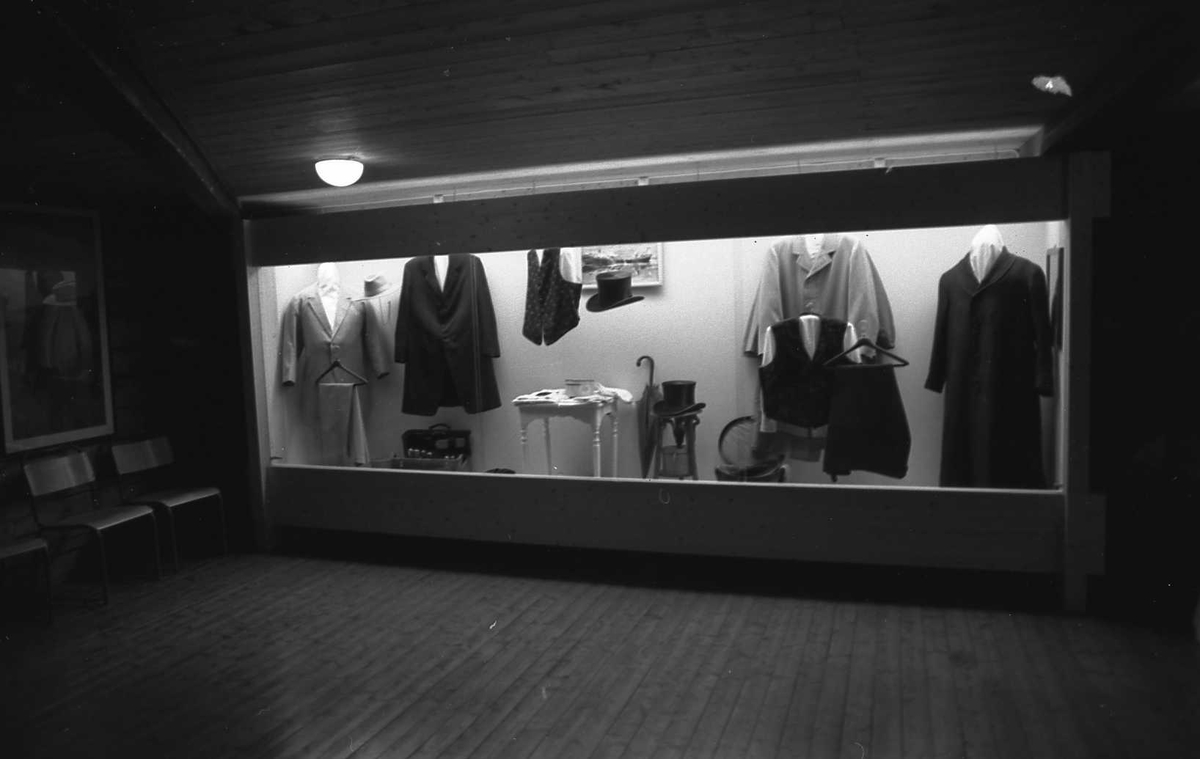 DOK:1988, utstilling,klær, monter, vognskjul,